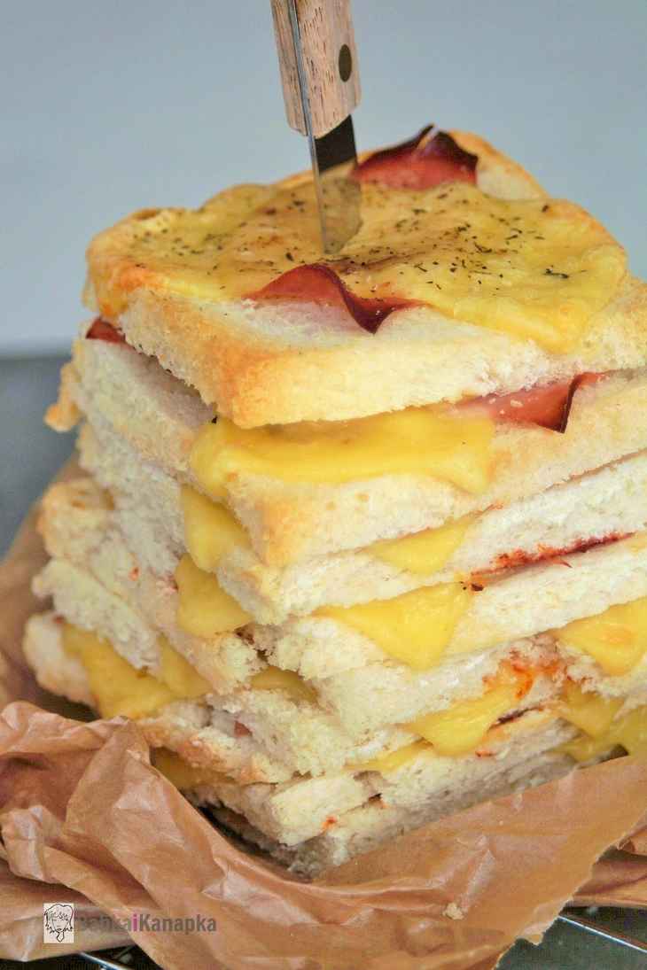kanapka z serem i szynką